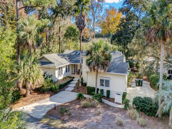 Wonderful Home with 6 Bedrooms Steps to the Beach