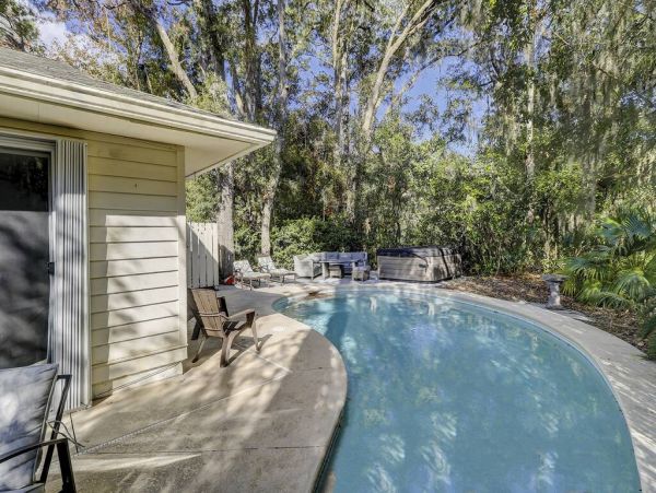 Wonderful Home with 6 Bedrooms Steps to the Beach
