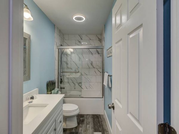 Wonderful Home with 6 Bedrooms Steps to the Beach