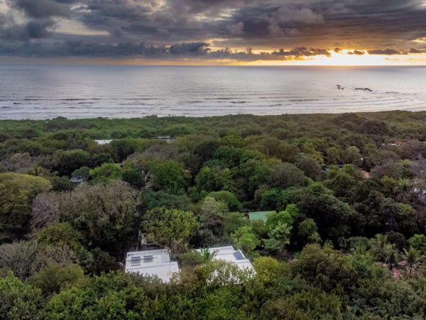 Luxury Vacation Rental with 3 Bedrooms & Short Walk to Beach