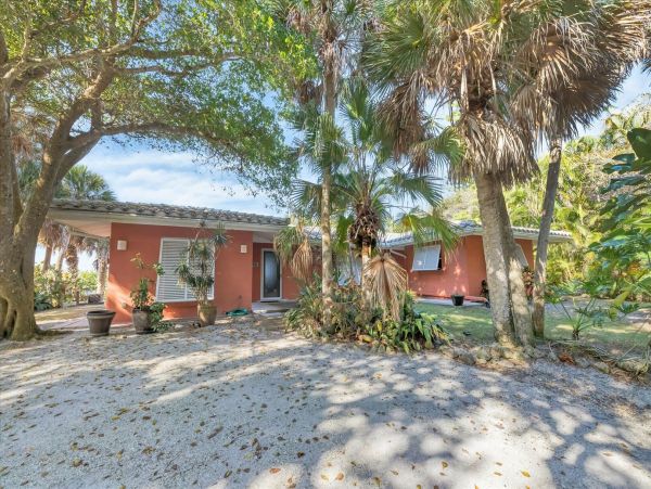 Cozy Vacation Rental Located on the Beach