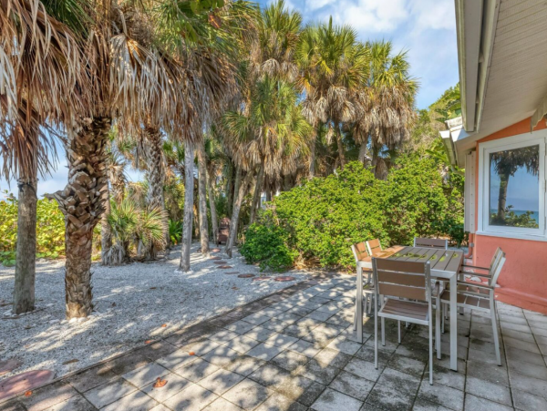 Cozy Vacation Rental Located on the Beach