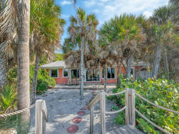 Cozy Vacation Rental Located on the Beach
