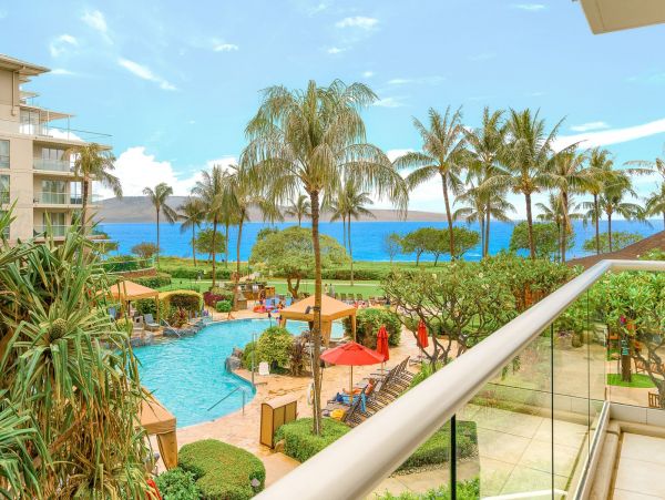 Lahaina Paradise: 8-Bed Oceanfront Rental