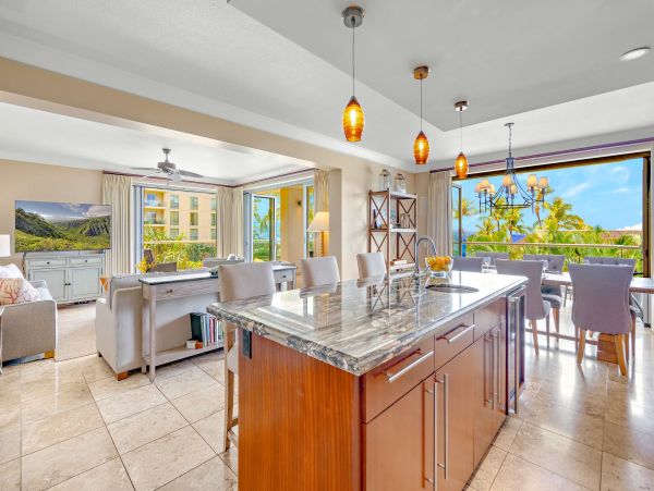 Lahaina Paradise: 8-Bed Oceanfront Rental
