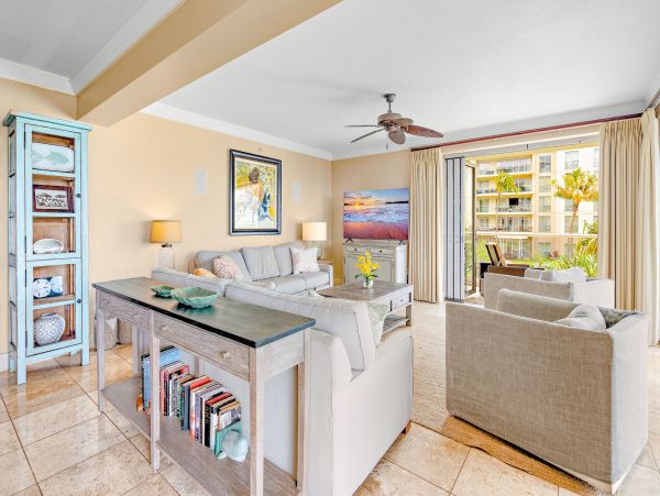 Lahaina Paradise: 8-Bed Oceanfront Rental