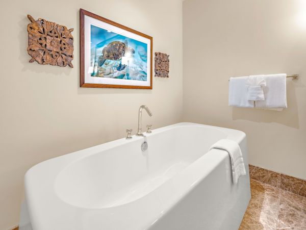 Lahaina Paradise: 8-Bed Oceanfront Rental
