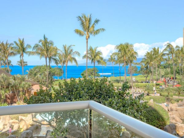 Lahaina Paradise: 8-Bed Oceanfront Rental