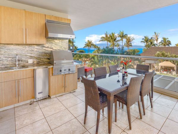 Lahaina Paradise: 8-Bed Oceanfront Rental