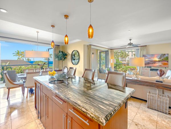 Lahaina Paradise: 8-Bed Oceanfront Rental