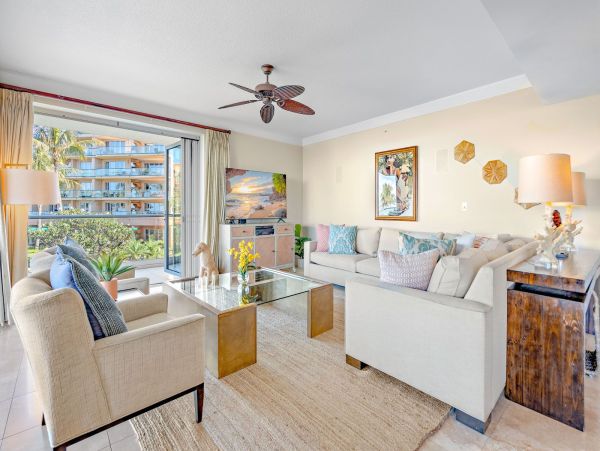 Lahaina Paradise: 8-Bed Oceanfront Rental