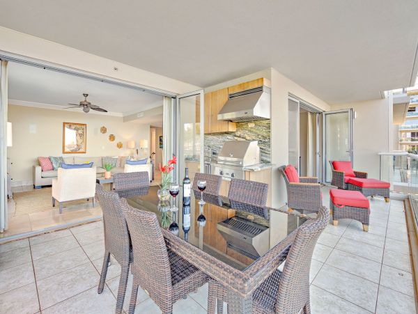 Lahaina Paradise: 8-Bed Oceanfront Rental