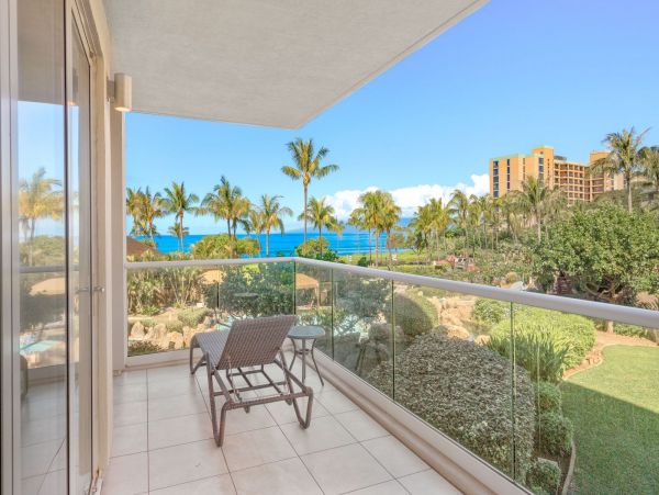Lahaina Paradise: 8-Bed Oceanfront Rental