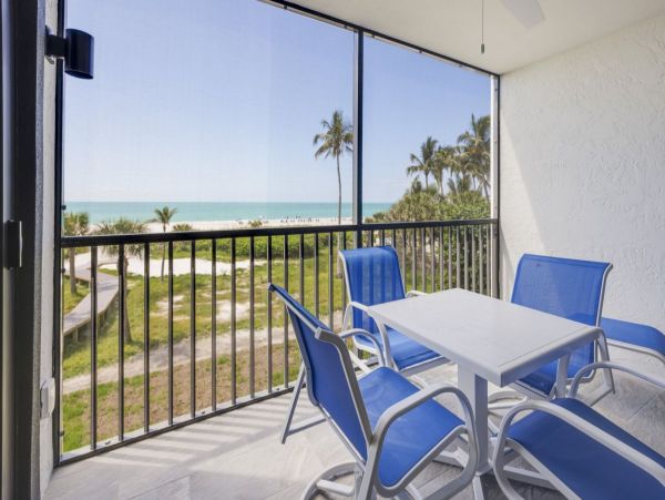 Cozy Beachfront Vacation Condo in Sanibel with Ocean Views