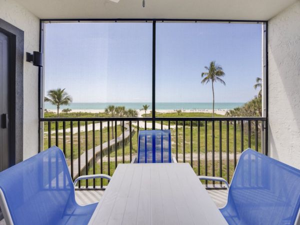 Cozy Beachfront Vacation Condo in Sanibel with Ocean Views