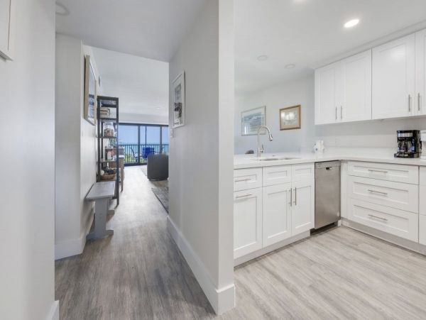 Cozy Beachfront Vacation Condo in Sanibel with Ocean Views