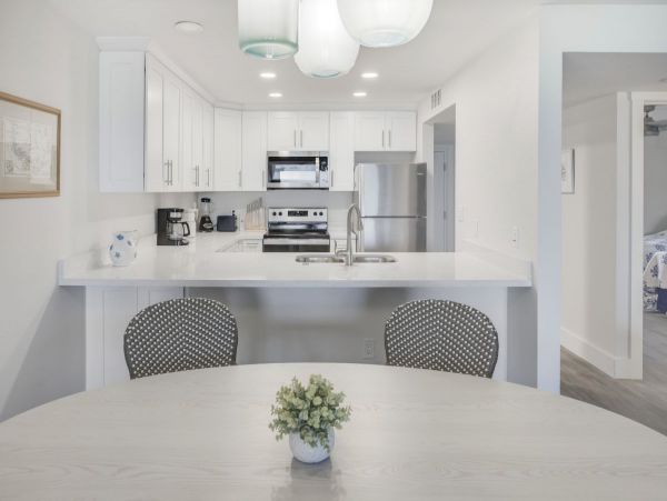 Cozy Beachfront Vacation Condo in Sanibel with Ocean Views
