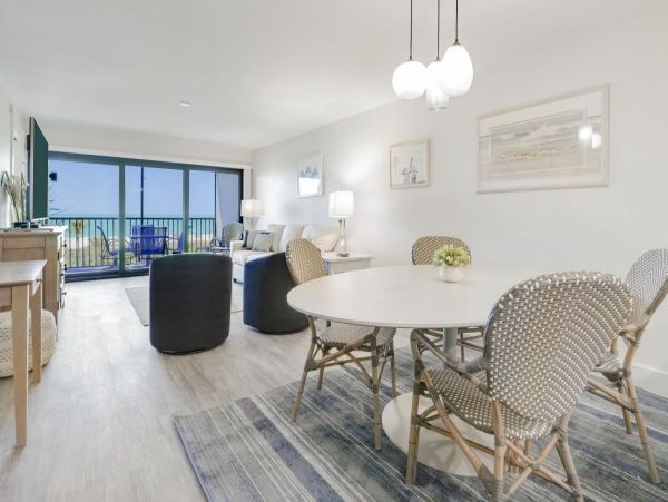 Cozy Beachfront Vacation Condo in Sanibel with Ocean Views
