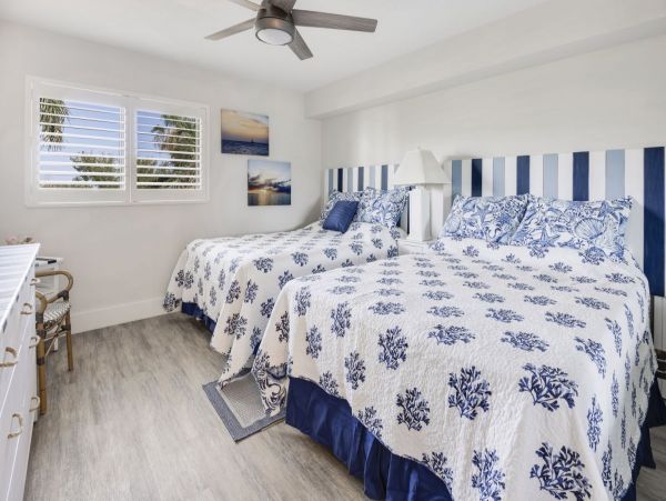 Cozy Beachfront Vacation Condo in Sanibel with Ocean Views