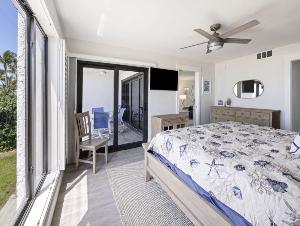 Cozy Beachfront Vacation Condo in Sanibel with Ocean Views