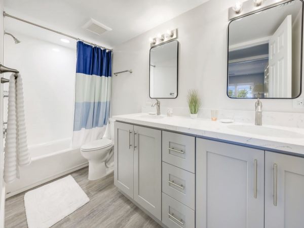 Cozy Beachfront Vacation Condo in Sanibel with Ocean Views
