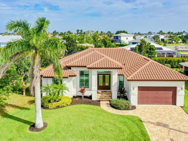 Stunning 3 Bed Plus Den Pool Home Contemporary Living in Marco Island