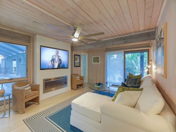 Bay Front One Bedroom Vacation Rental with Private Caged Pool