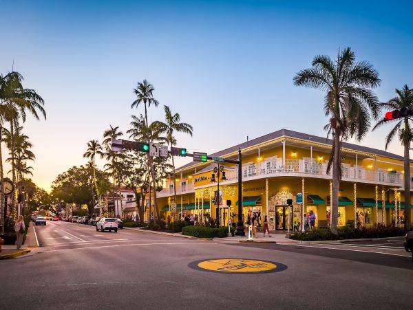 Welcome to Your Ultimate Luxury Beach Getaway in Naples!