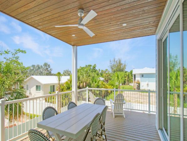 Four Bedroom Walk to the Beach Home in Longboat Key