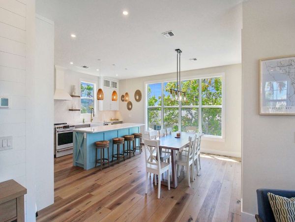 Four Bedroom Walk to the Beach Home in Longboat Key