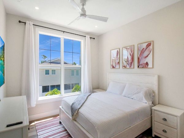 Four Bedroom Walk to the Beach Home in Longboat Key