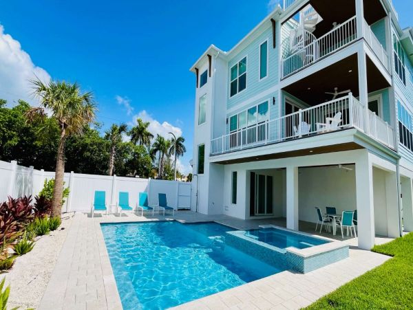 Four Bedroom Walk to the Beach Home in Longboat Key