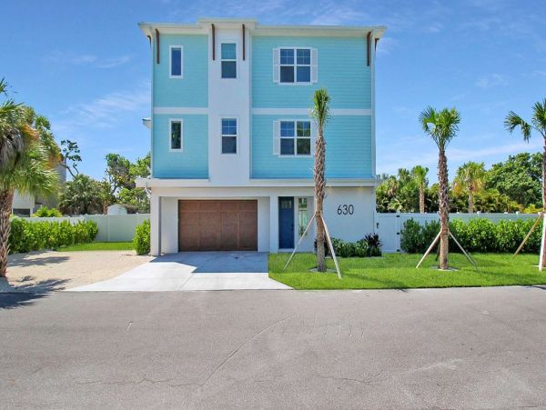 Four Bedroom Walk to the Beach Home in Longboat Key