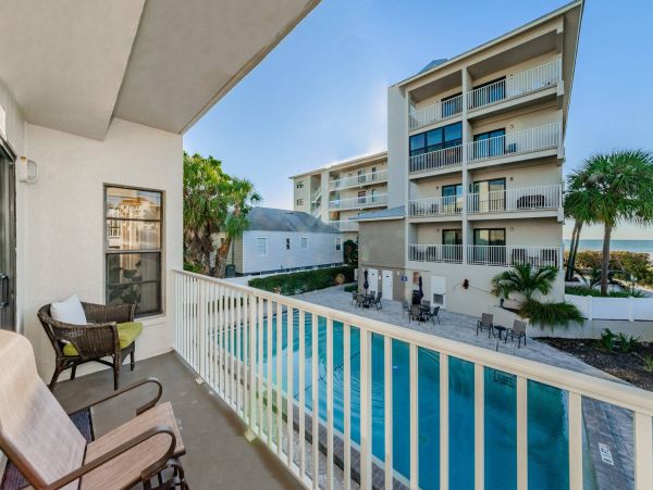 Clearwater Beach 2 Bdm-2 Bath Condo Shared Pool Steps to the Beach