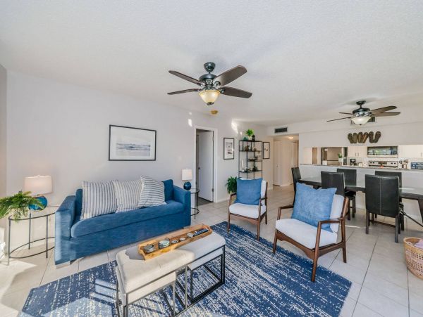 Clearwater Beach 2 Bdm-2 Bath Condo Shared Pool Steps to the Beach