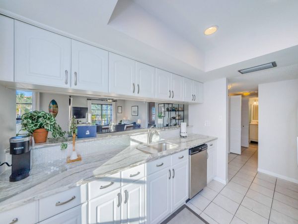 Clearwater Beach 2 Bdm-2 Bath Condo Shared Pool Steps to the Beach