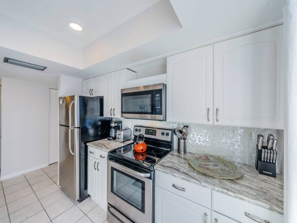 Clearwater Beach 2 Bdm-2 Bath Condo Shared Pool Steps to the Beach