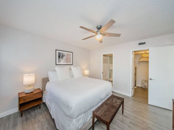 Clearwater Beach 2 Bdm-2 Bath Condo Shared Pool Steps to the Beach