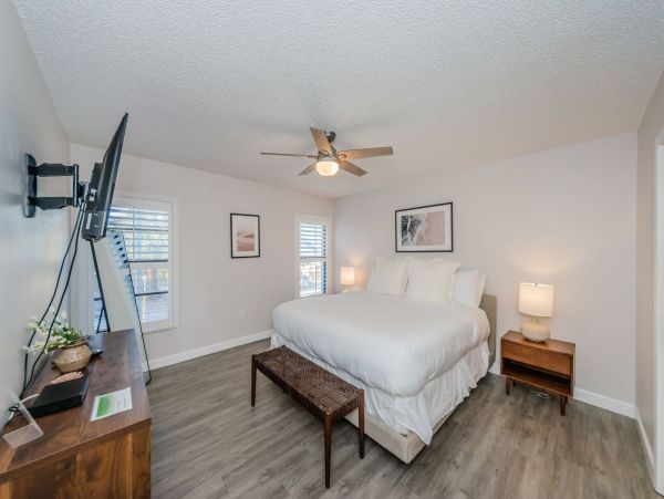 Clearwater Beach 2 Bdm-2 Bath Condo Shared Pool Steps to the Beach