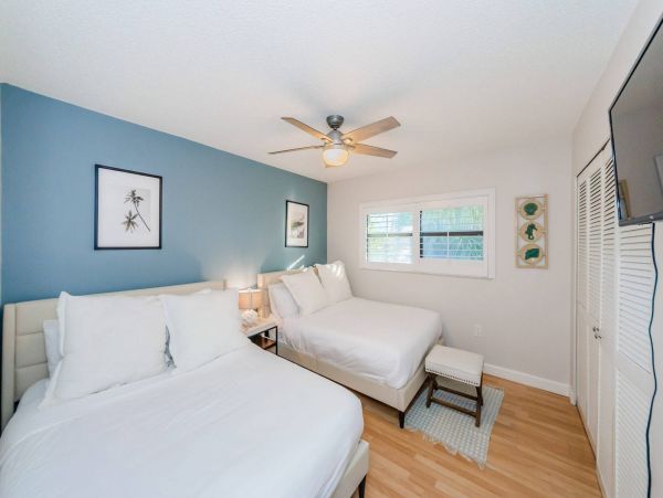 Clearwater Beach 2 Bdm-2 Bath Condo Shared Pool Steps to the Beach