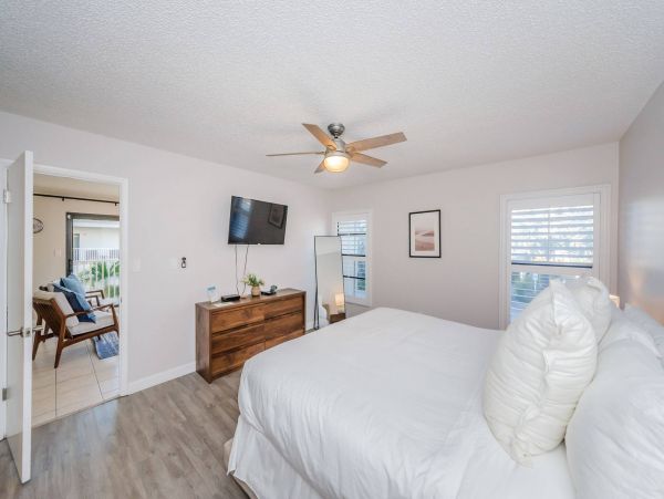 Clearwater Beach 2 Bdm-2 Bath Condo Shared Pool Steps to the Beach