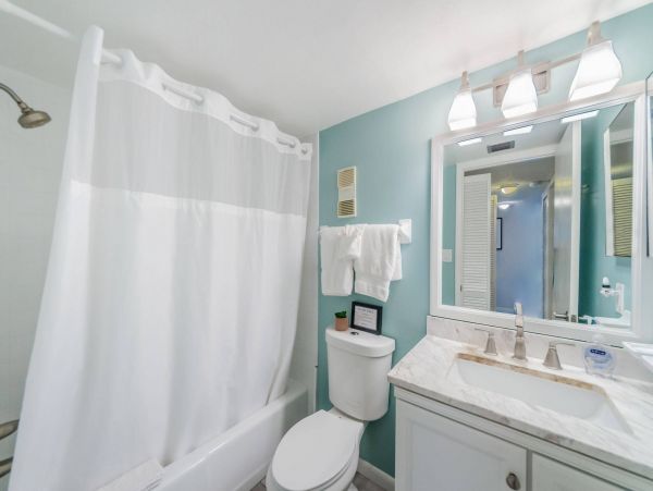 Clearwater Beach 2 Bdm-2 Bath Condo Shared Pool Steps to the Beach