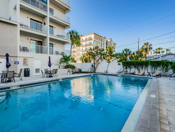 Clearwater Beach 2 Bdm-2 Bath Condo Shared Pool Steps to the Beach