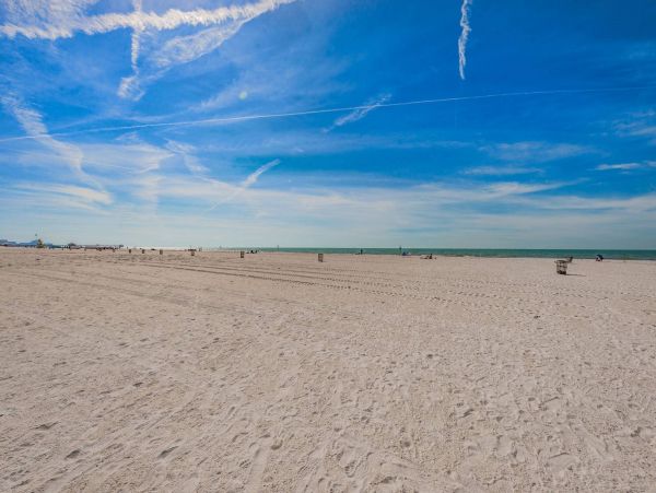 Clearwater Beach 2 Bdm-2 Bath Condo Shared Pool Steps to the Beach