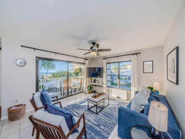 Clearwater Beach 2 Bdm-2 Bath Condo Shared Pool Steps to the Beach