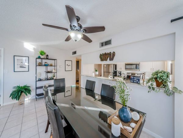Clearwater Beach 2 Bdm-2 Bath Condo Shared Pool Steps to the Beach