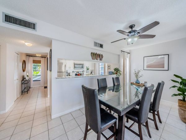 Clearwater Beach 2 Bdm-2 Bath Condo Shared Pool Steps to the Beach