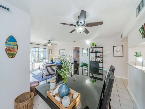 Clearwater Beach 2 Bdm-2 Bath Condo Shared Pool Steps to the Beach