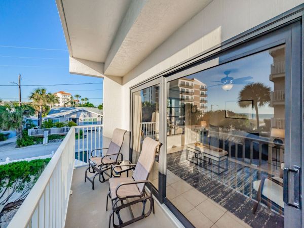 Clearwater Beach 2 Bdm-2 Bath Condo Shared Pool Steps to the Beach