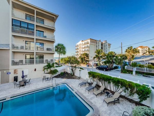 Clearwater Beach 2 Bdm-2 Bath Condo Shared Pool Steps to the Beach